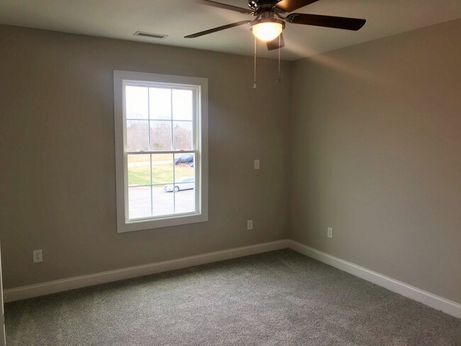 Building Photo - Beautiful 3BR Townhome in Hickory