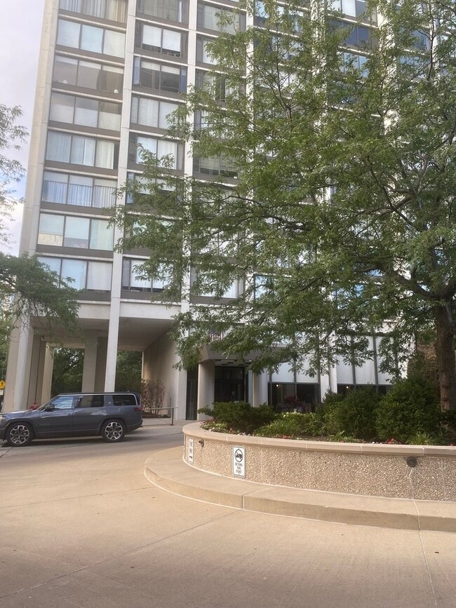 Building Photo - 5455 N Sheridan Rd