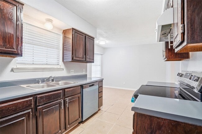 Building Photo - 416 Colonial Pl