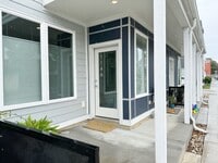 Building Photo - Modern 2 Bed, 2 Bath Condo with Fenced Yar...