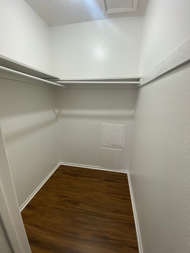 Building Photo - Langtry Apartments- 1 Bedroom 1 Bathroom
