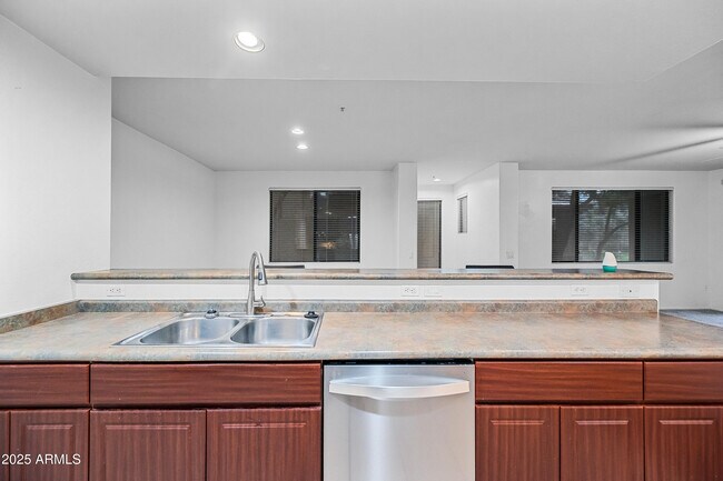 Building Photo - 705 W Queen Creek Rd