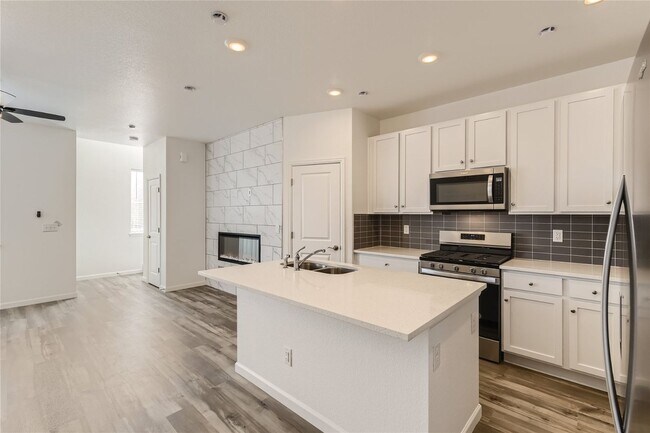 Building Photo - Single Family 3 Bed, 3 Bath Paired-Home in...