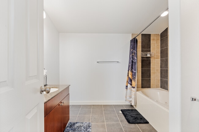 Building Photo - 2216 Chenevert St