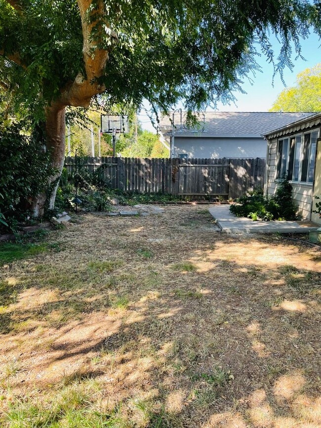 Building Photo - 3 bed /2 bath home in East Sac