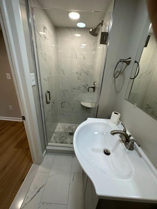 Building Photo - Immaculate 3 BD 2 BA Detached Home with Garage in Springfield, VA