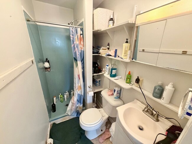 Building Photo - 3 Bedroom Apartment in Burlington VT Available NOW! OFF STREET PARKING, LAUNDRY, HEAT INCLUDED.