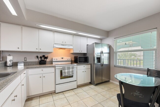 Building Photo - 449 Royal Poinciana