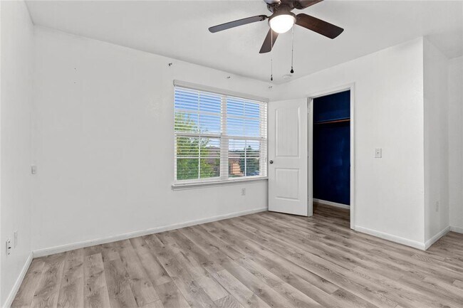 Building Photo - 407 Camellia Dr