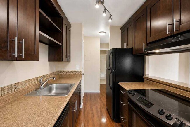 Building Photo - North Beacon Hill 1 Bedroom Apartment for Rent | Beacon Hill Light Rail Access, Balcony, Hardwood...