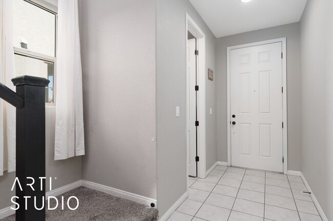 Building Photo - Beautiful 4 bedroom 2.5 bathrooms Two-Stor...