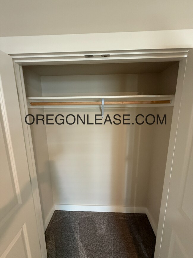 Building Photo - Newer 2-Bedroom Apartment