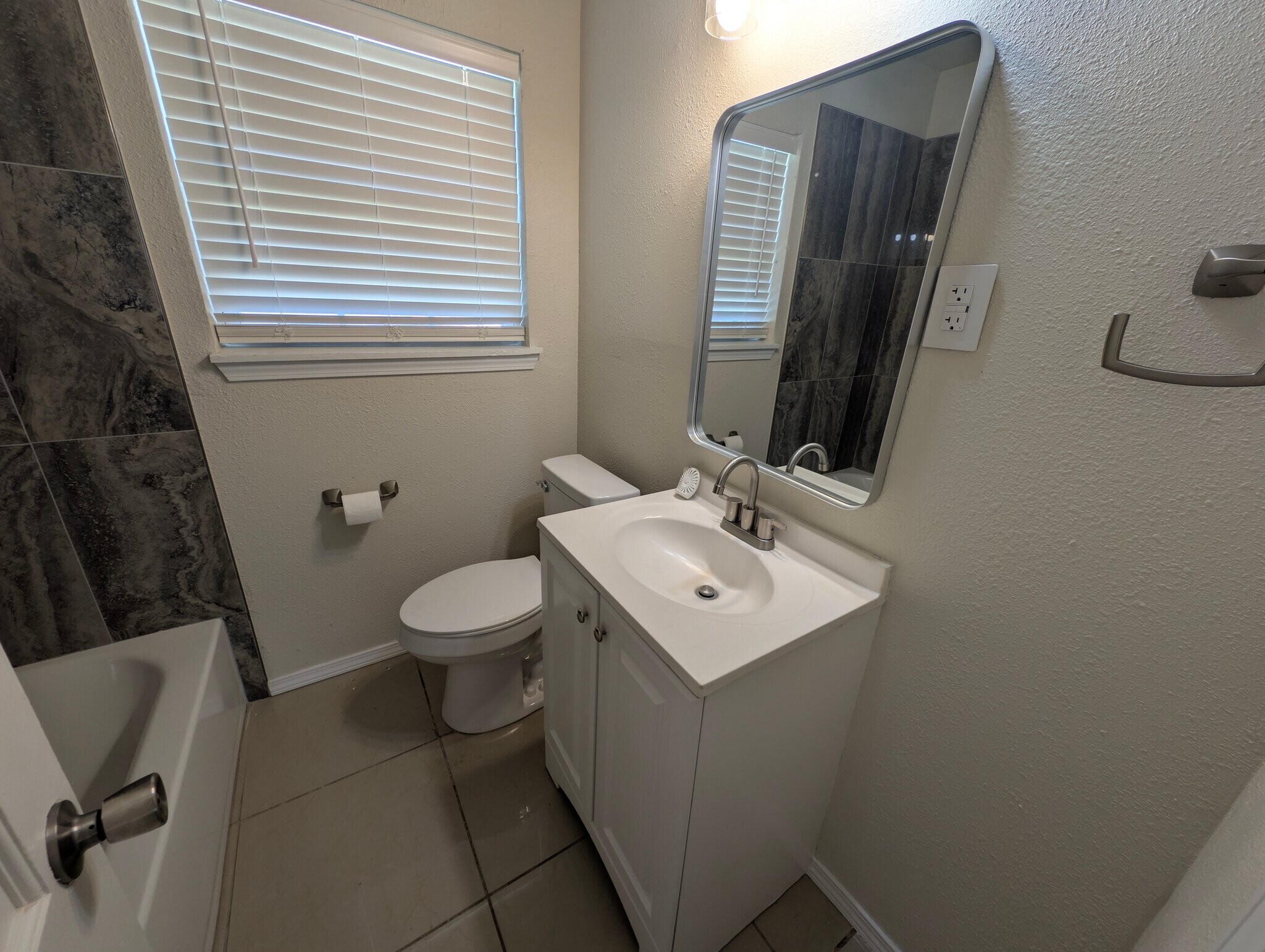 Building Photo - 717 S Midwest Blvd