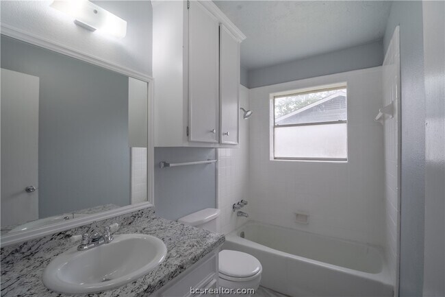 Building Photo - 1833 Wilde Oak Cir