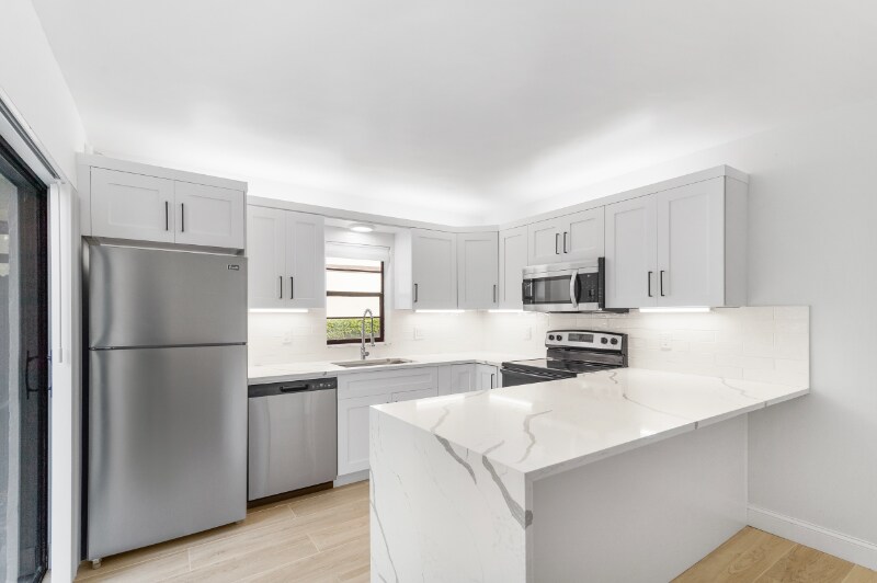 Building Photo - 2695 Albatross Rd N