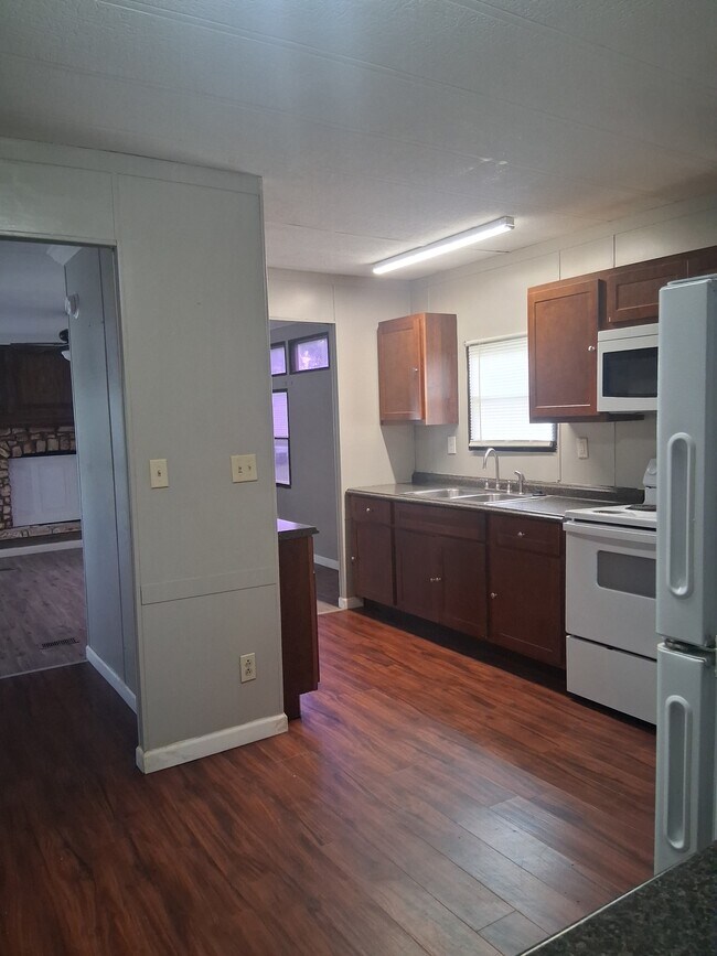 Building Photo - 252 Golden Crest Dr