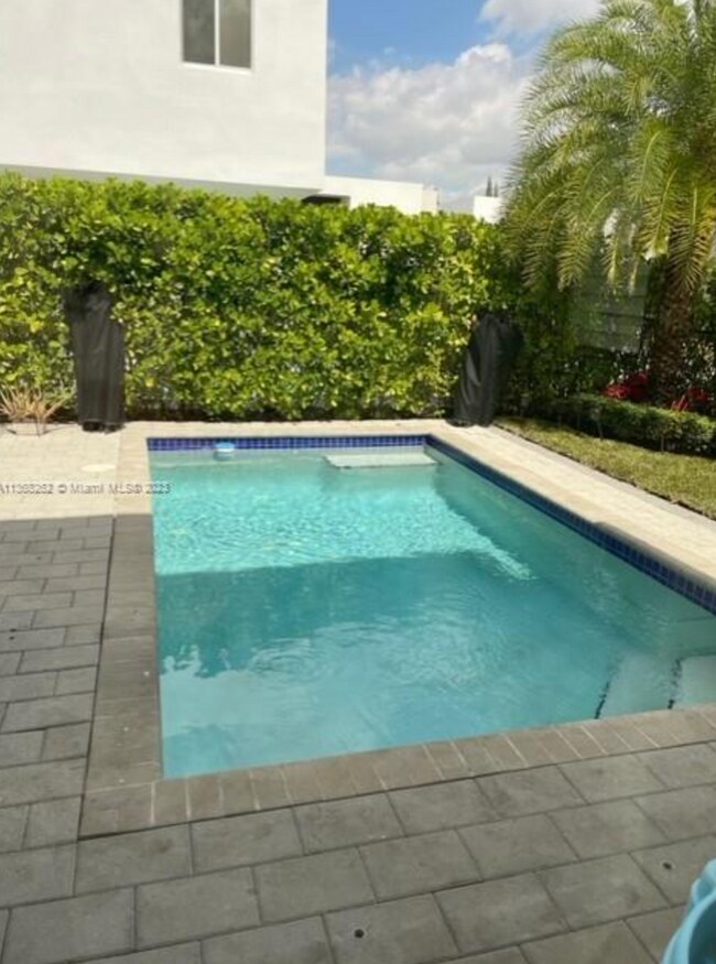 Building Photo - 10045 NW 76th Ter