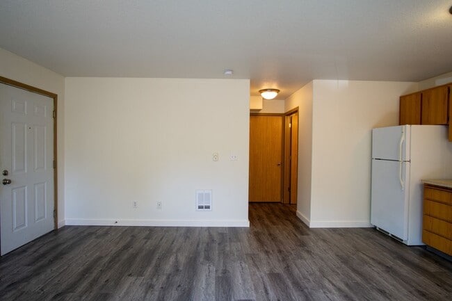 Building Photo - Garden Level 1 Bdr w/ Private Patio Ready ...