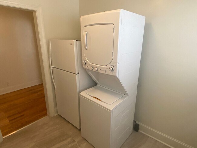 Building Photo - Adorable 1 Bedroom Duplex in Watts-Hillandale