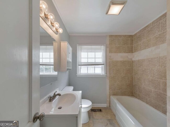 Building Photo - 652 Mozley Dr SE