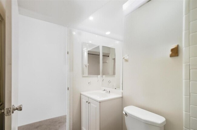 Building Photo - 8 Blakeport Ln