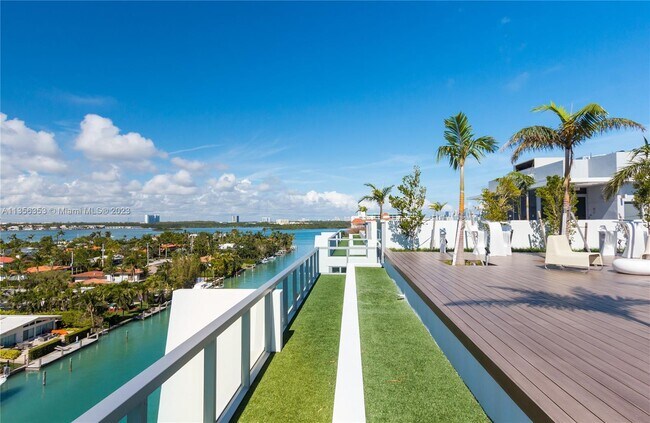 Building Photo - 9940 W Bay Harbor Dr