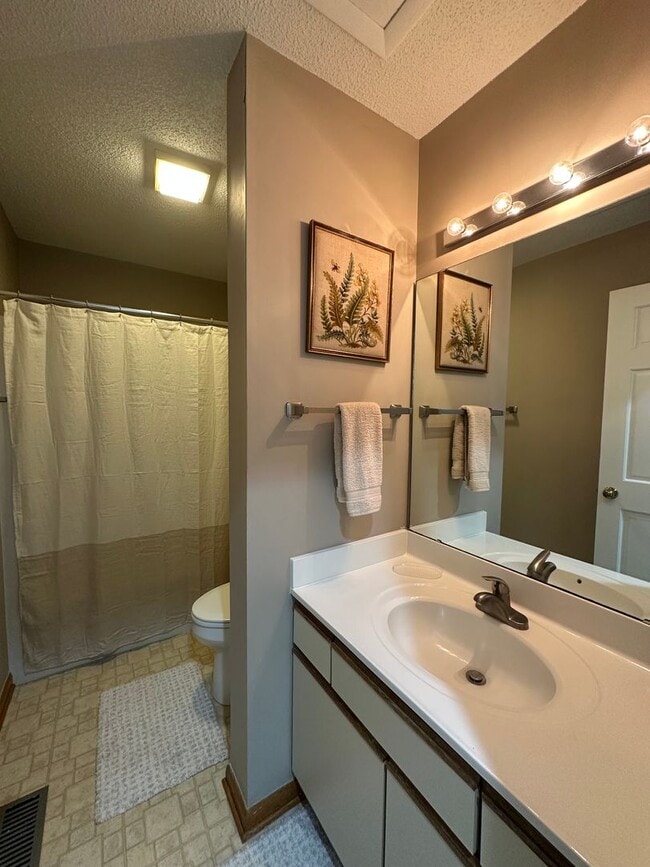 Building Photo - Furnished Townhome with Water Views and Boat Slip!