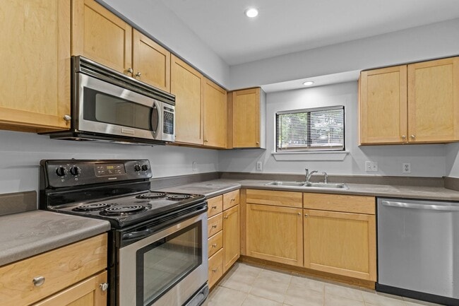 Building Photo - AVAILABLE NOW - Updated 2 Bedroom Duplex w...
