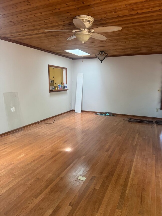 Building Photo - Updated 4 bedroom in Taylors