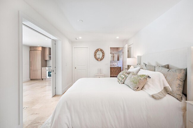 Building Photo - 306 Cordova Rd