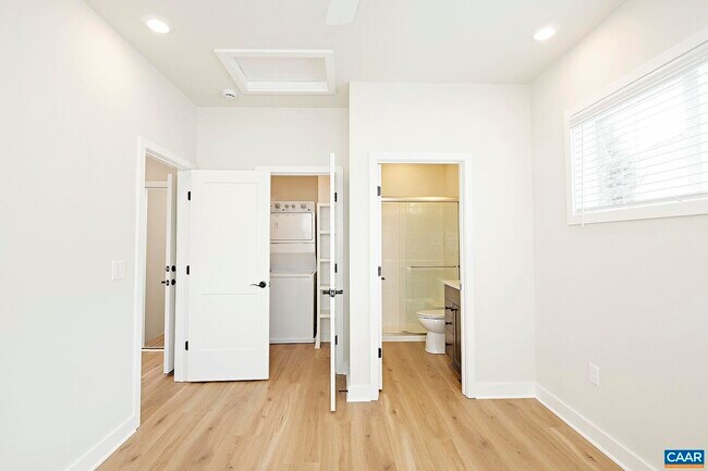 Building Photo - 919 Belmont Ave
