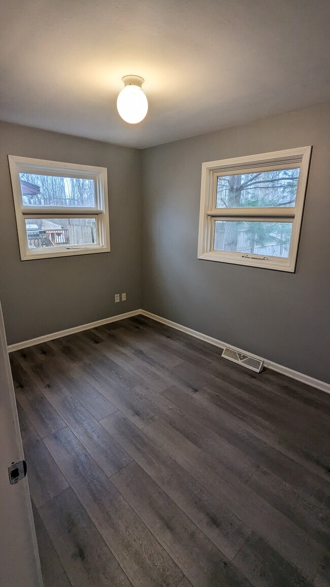 Building Photo - 616 White Oak Dr