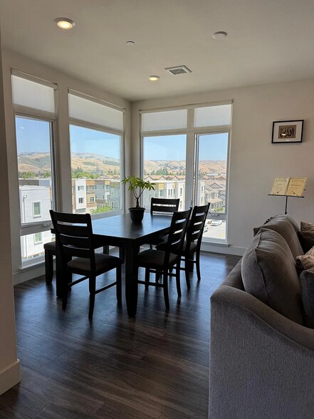 Building Photo - 5925 Charlotte Dr