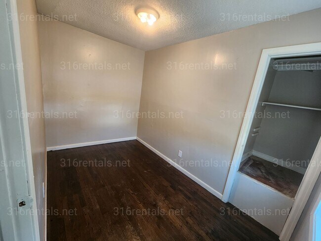 Building Photo - $1,195 - 3 bedroom/ 1 bathroom - Single Family Home
