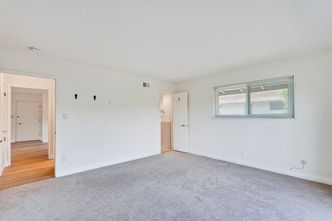 Building Photo - Top floor 2 Bed 2 Bath Condo in Los Altos!
