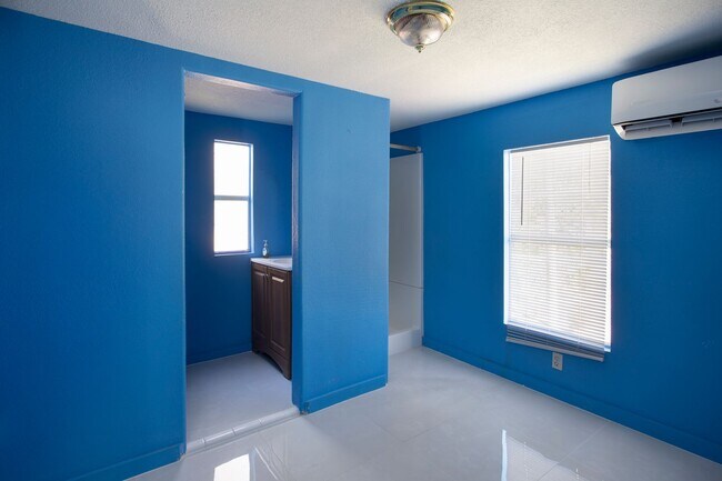 Building Photo - 3 bedroom 2 Bathroom in Big Coppitt No pet...