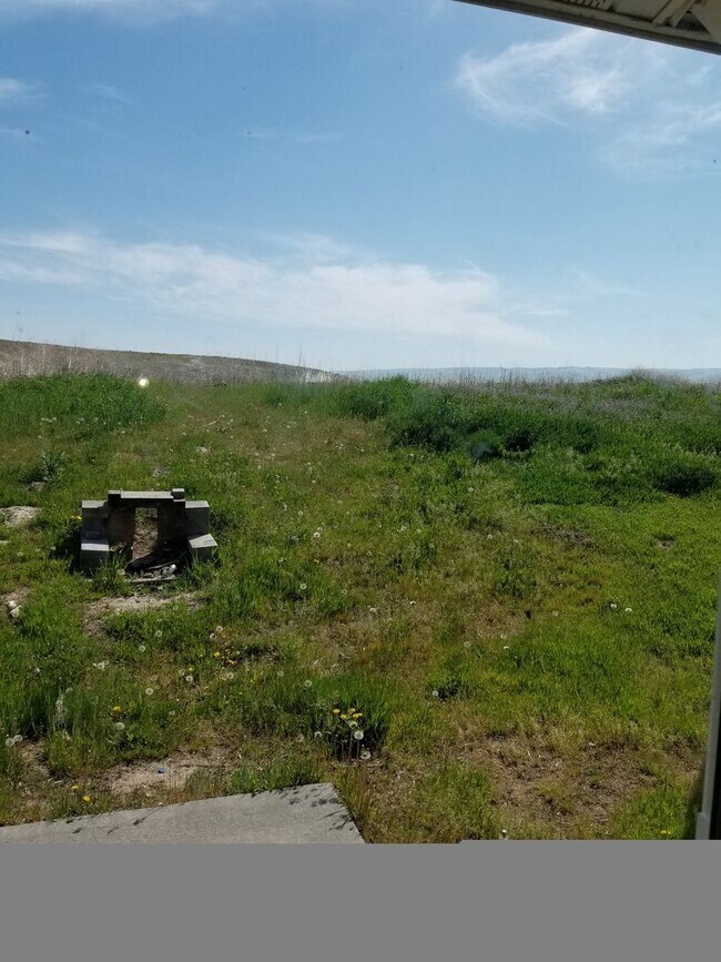 Building Photo - Charming 3-Bedroom Home in Quiet Cul-de-Sac with Valley Views!