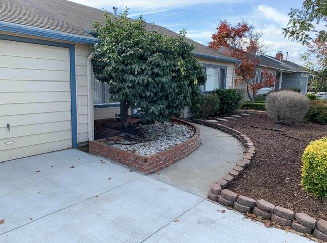 Building Photo - 1564 Hemlock Ave