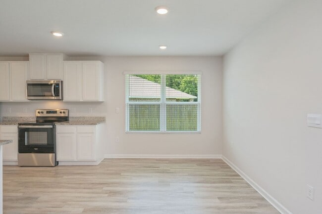 Building Photo - AVAILABLE NOW | BEAUTIFUL 5 BEDROOM, 3 BATH HOME IN MILTON WITH LARGE BACK YARD
