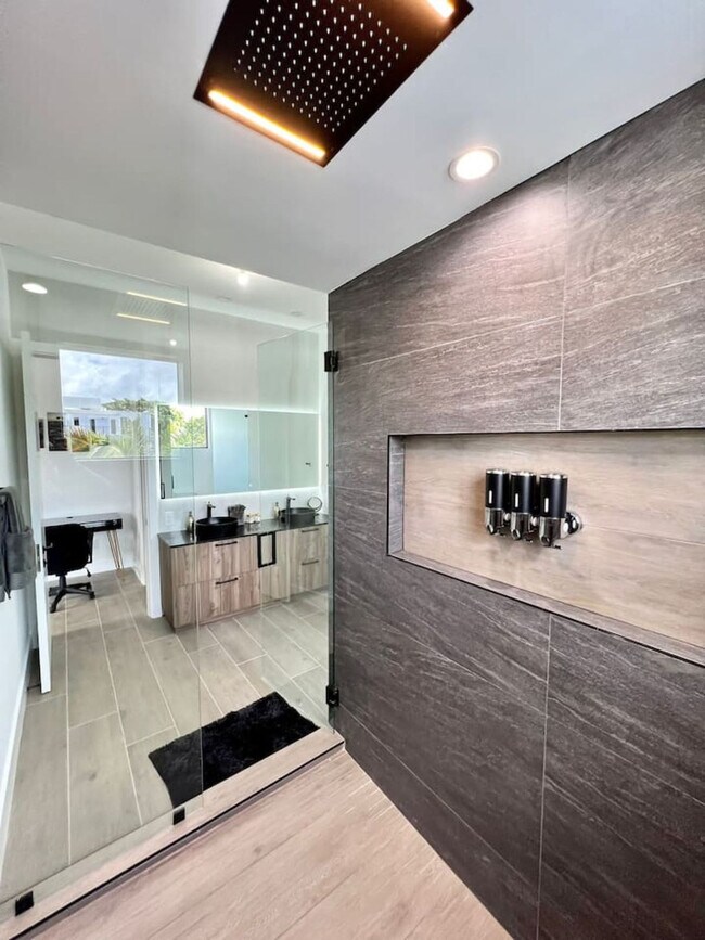 Building Photo - 547 NE 16th Ave