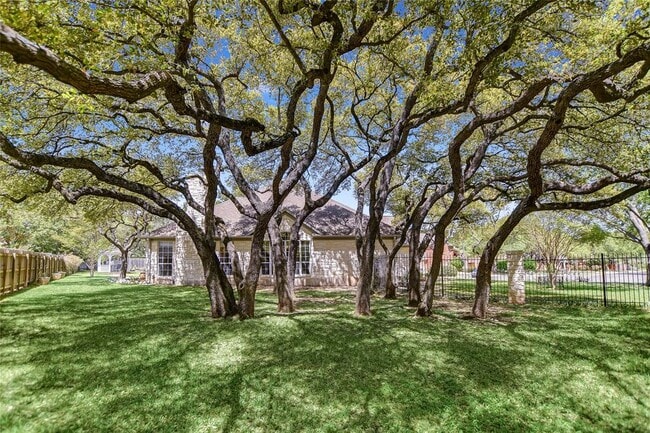 Building Photo - 10030 Estancia Ln