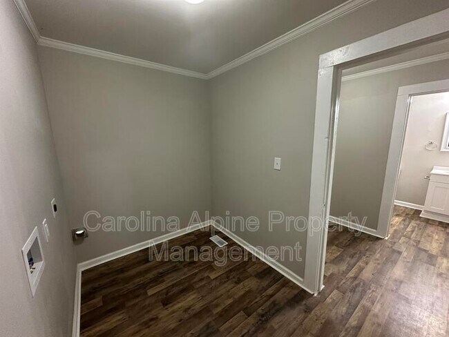 Building Photo - 420 Airline Ext