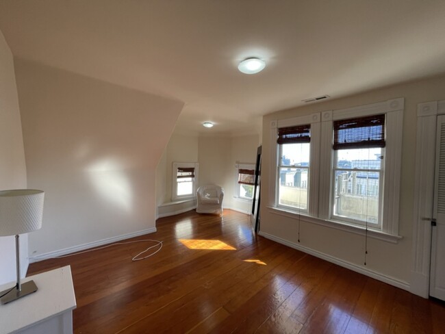 Building Photo - NOPA 3BR/1BA – Private Deck, In-Unit Laund...