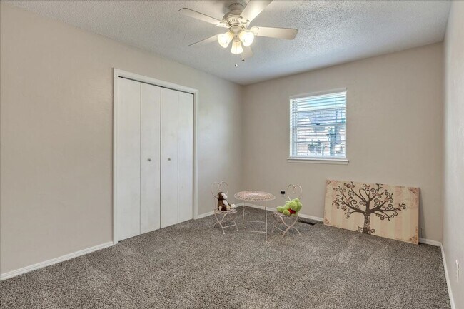 Building Photo - Lawn Care Included! 3 bed, 2 bath, 2 livings