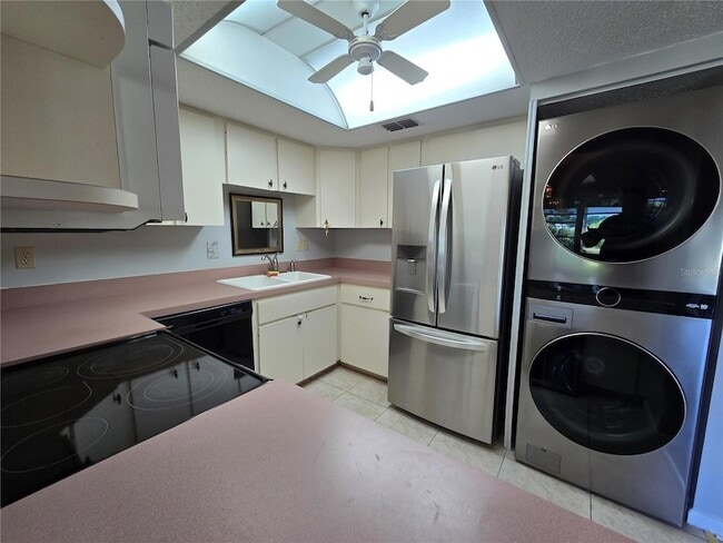 Building Photo - 520 Fairways Cir