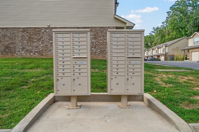 Building Photo - Sophisticated Sango Townhouse in a Gated C...