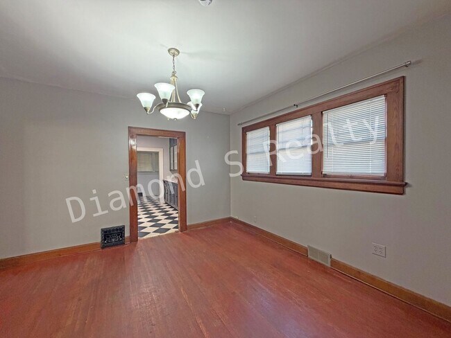 Building Photo - 816 E Delmar St