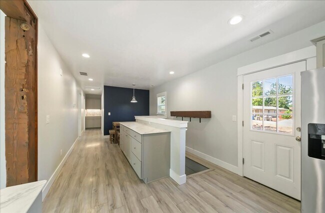 Building Photo - Bright, Spacious Home in Prime Southeast B...