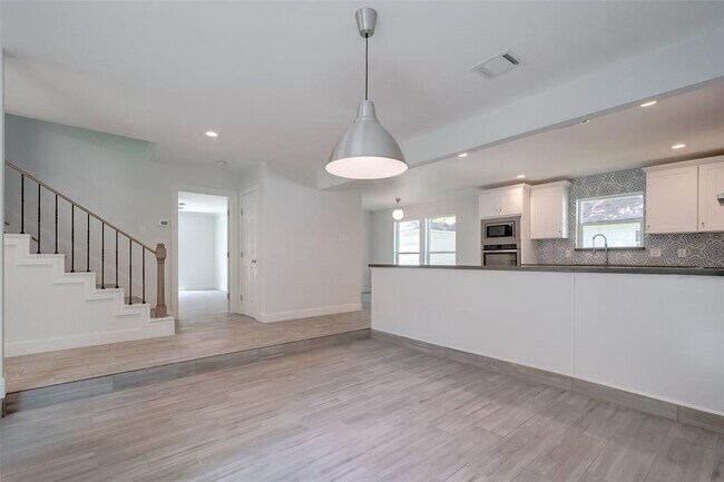 Building Photo - 818 Silvergate Dr