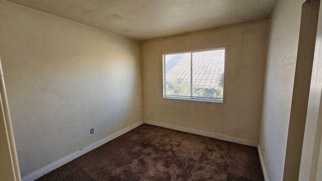 Building Photo - 4 Bedroom!  Buffalo & Smoke Ranch Area!